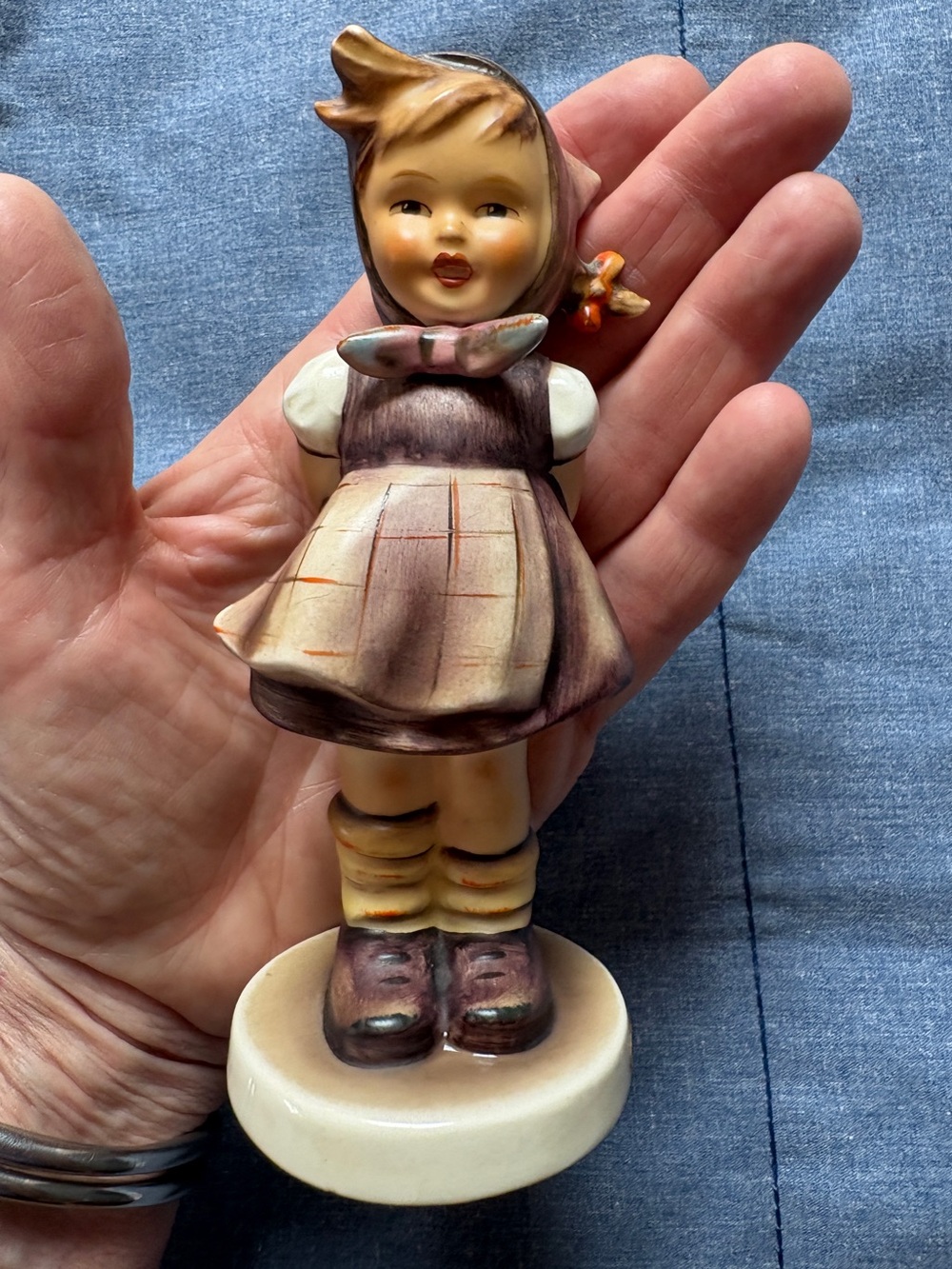 HUMMEL ~ Vintage Authentic. 
“Which Hand”
Sweet little Collectable from Germany.